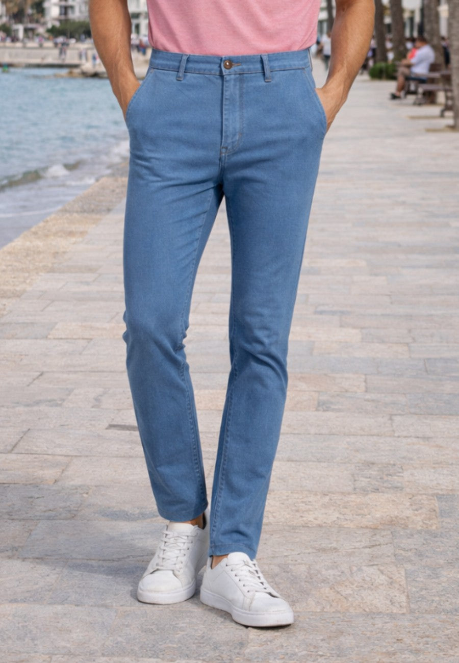Pantalones tejanos tipo chinos de corte recto y tiro alto. Sport 505 Azul claro