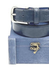 Cinturón de cuero azul oscuro con caja de madera, ideal para regalo