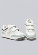 Zapatillas deportivas blancas con tiras de velcro