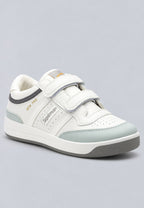 Zapatillas deportivas blancas con tiras de velcro