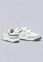 Zapatillas deportivas blancas con tiras de velcro
