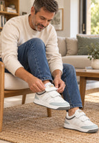 Zapatillas deportivas blancas con tiras de velcro