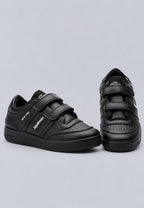 Zapatillas deportivas negras con tiras de velcro