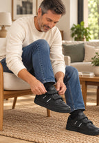 Zapatillas deportivas negras con tiras de velcro