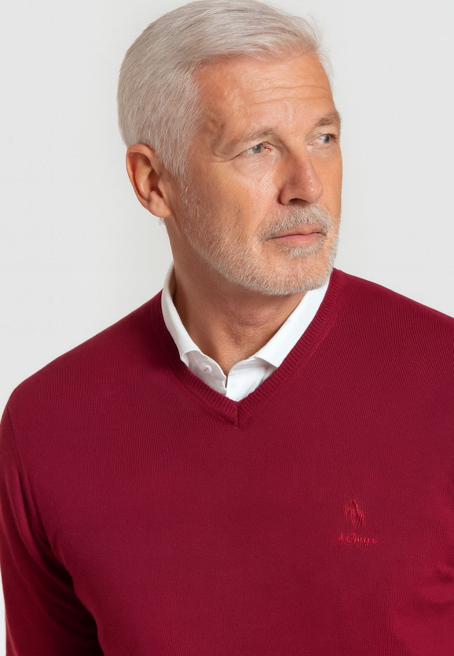 Jersey Básico cuello de pico en color granate