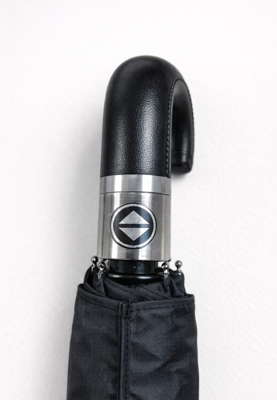 Paraguas plegable negro con mango de piel anti viento