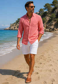 Menorquinas de piel, tallas de la 40 a la 46, color cuero. Modelo paseando por la playa