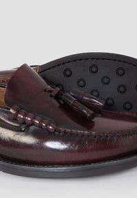 Mocasín de piel burdeos con borlas para hombre