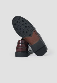 Mocasín de piel burdeos con borlas para hombre