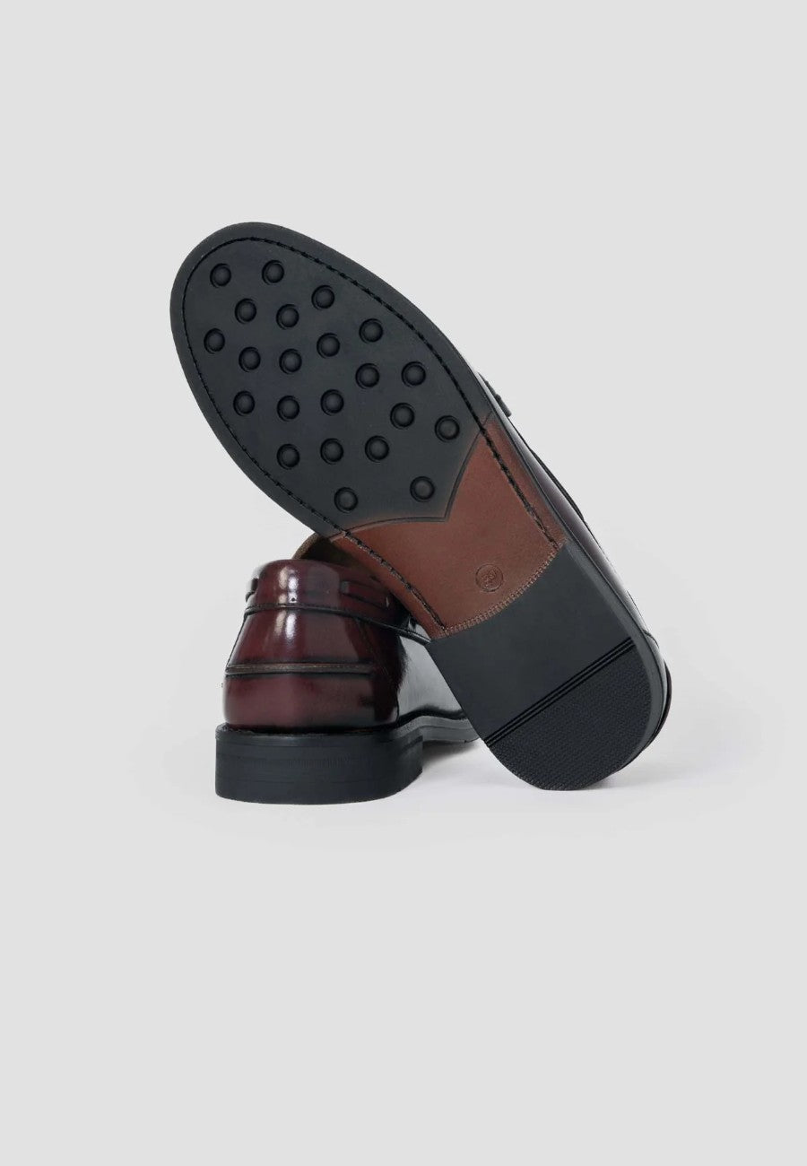 Mocasín de piel burdeos con borlas para hombre