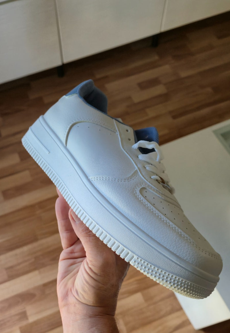 Zapatillas casuales de piel vegana blanca y azul para hombre - SAGUNTO