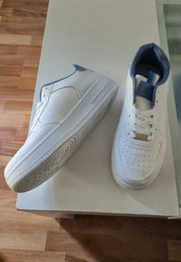 Zapatillas casuales de piel vegana blanca y azul para hombre - SAGUNTO