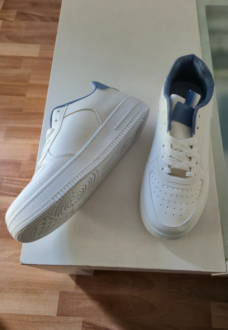 Zapatillas casuales de piel vegana blanca y azul para hombre - SAGUNTO