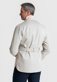 Sahariana con cinturón de hombre color hueso