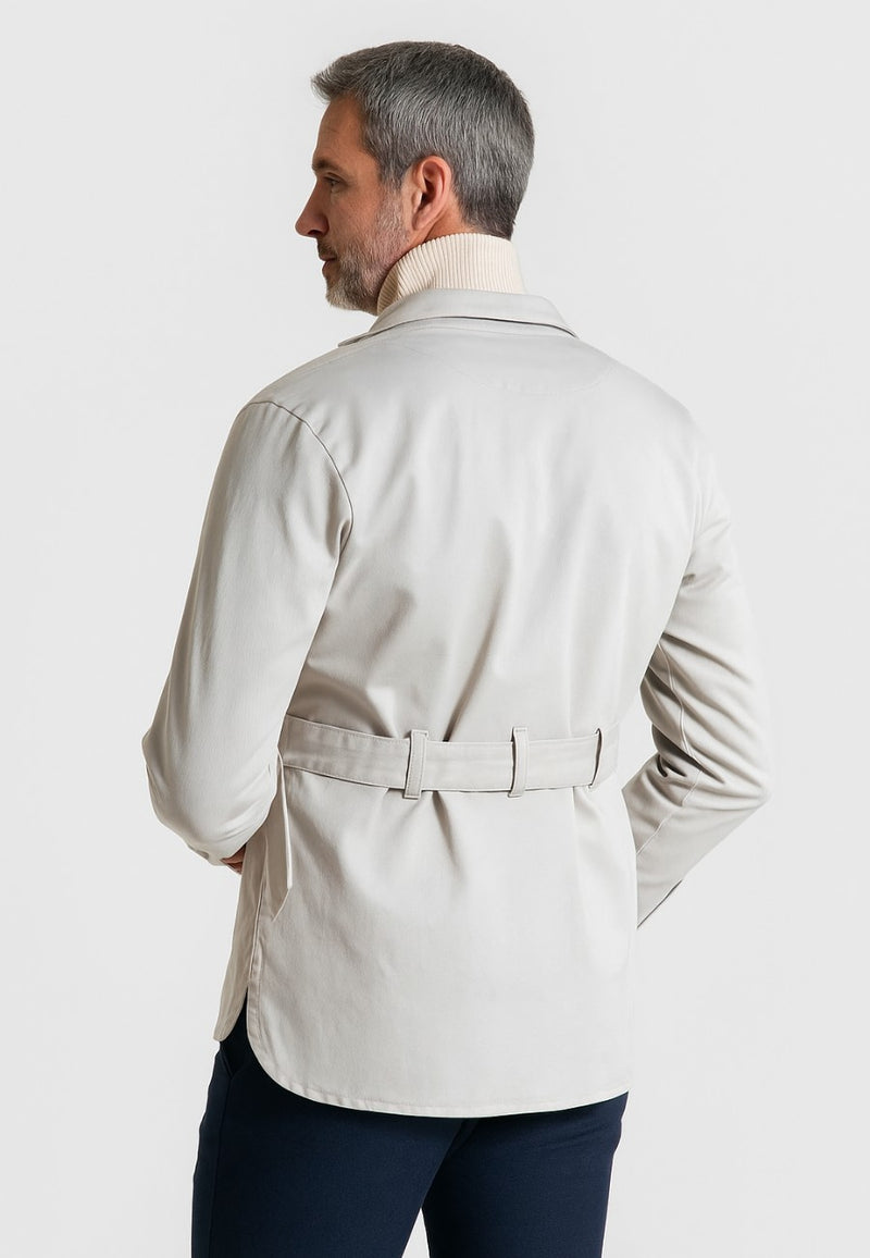 Sahariana con cinturón de hombre color hueso