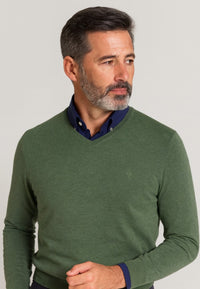 Jersey Básico cuello de pico en color verde kaki