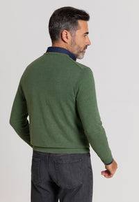 Jersey Básico cuello de pico en color verde kaki