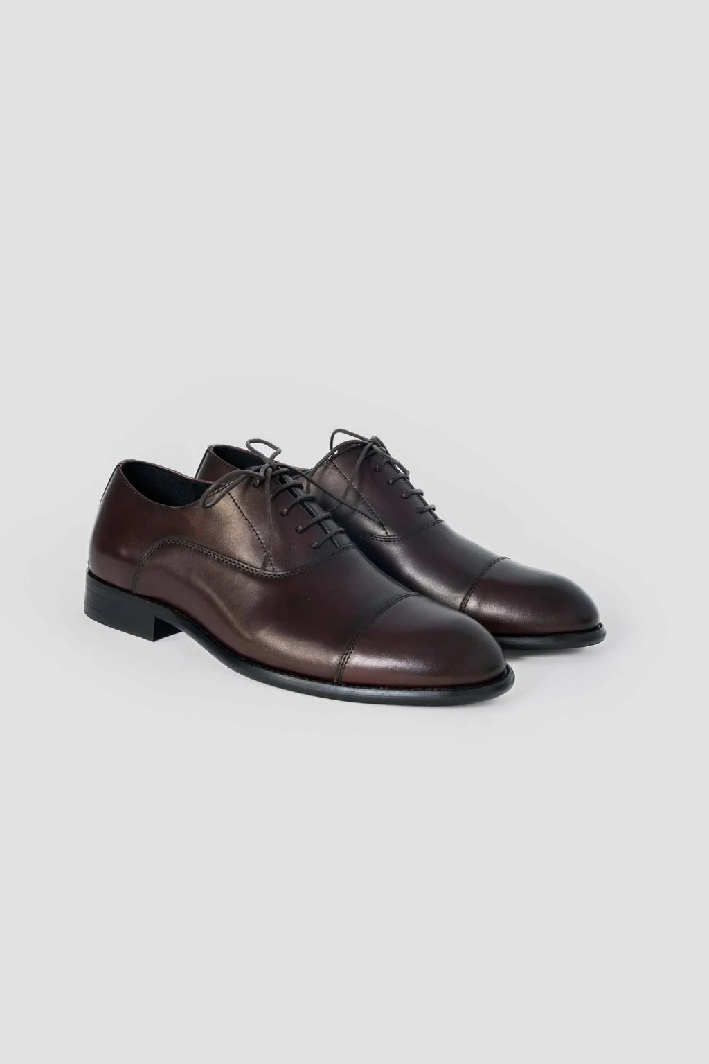 Zapatos Oxford de piel en color burdeos