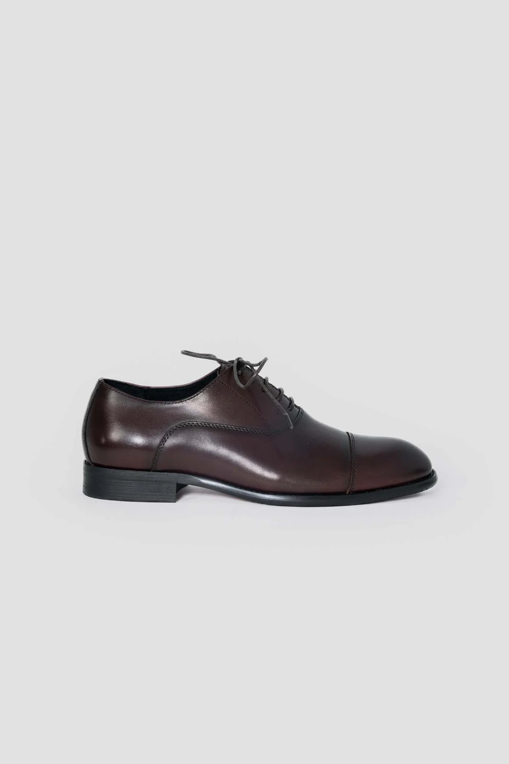 Zapatos Oxford de piel en color burdeos
