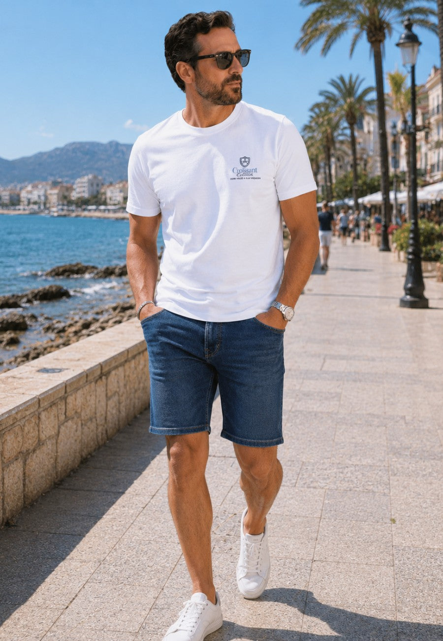 Camiseta blanca de algodón y logo en el pecho