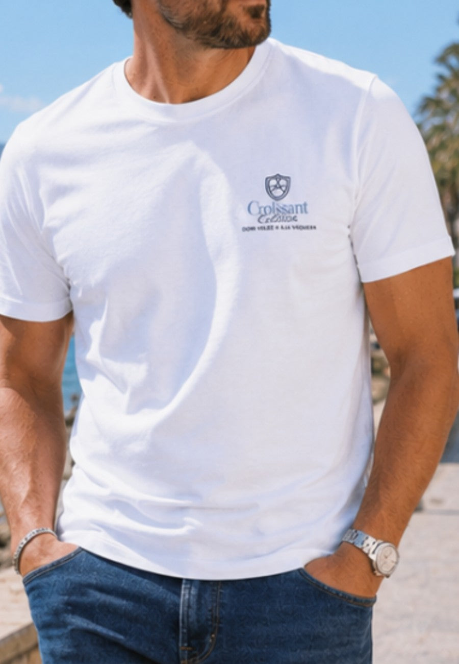 Camiseta blanca de algodón y logo en el pecho
