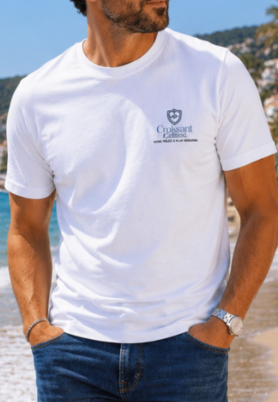 Camiseta blanca de algodón y logo en el pecho