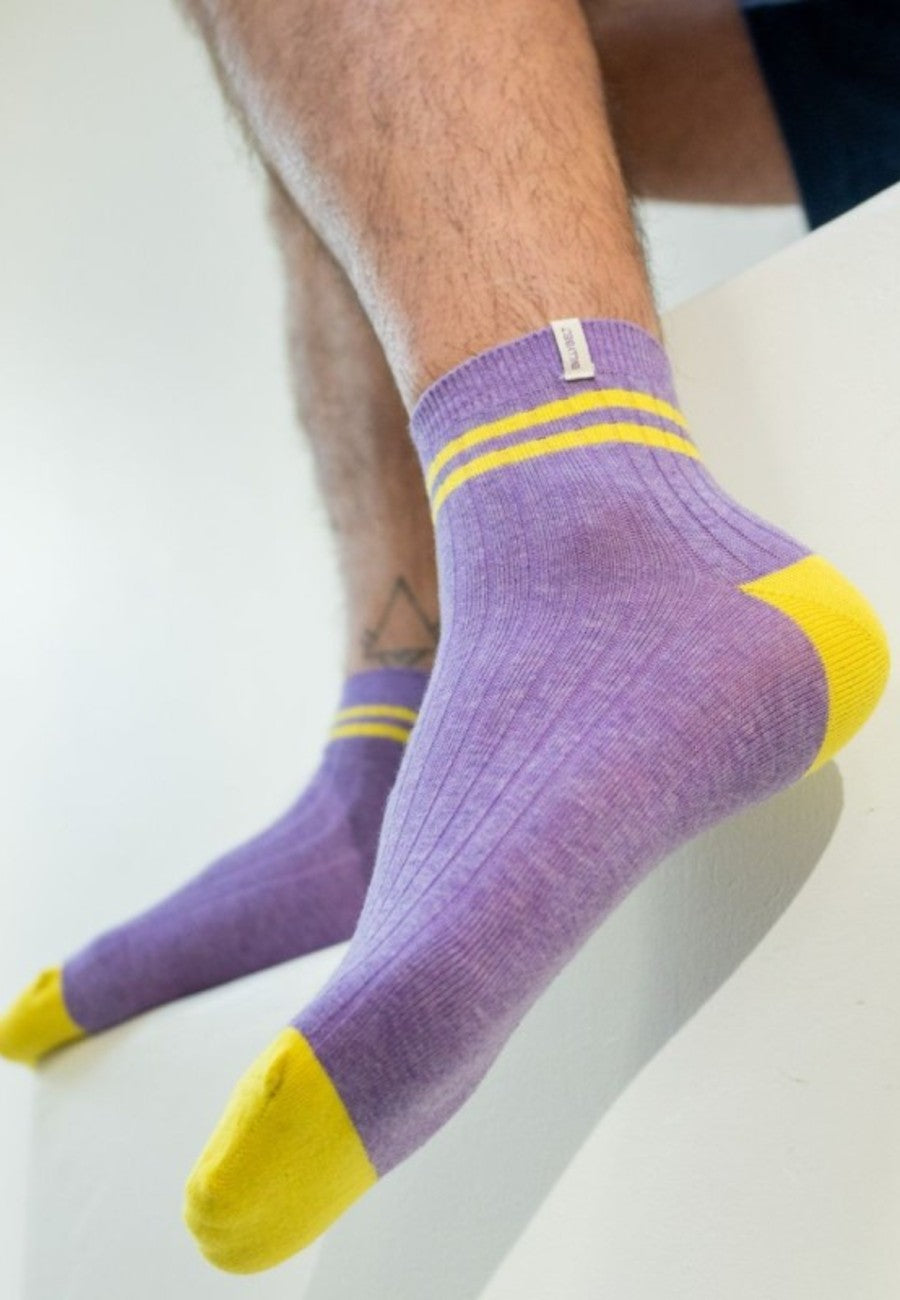 Calcetines retro de media altura color violeta rayas amarillas