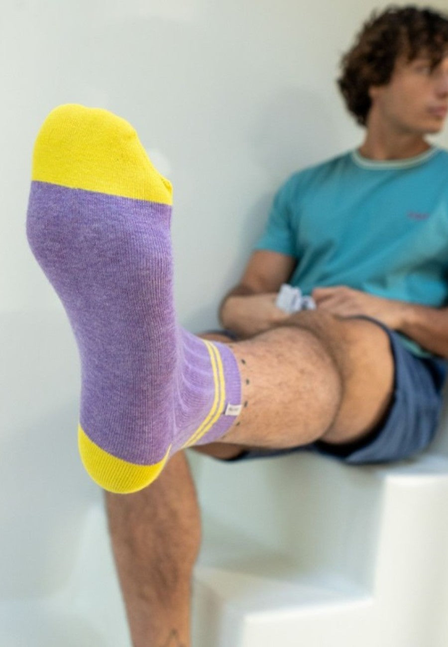 Calcetines retro de media altura color violeta rayas amarillas