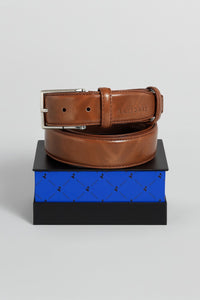 Cinturón de piel con caja de regalo en color marrón tabaco